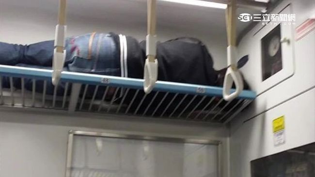 躺行李架睡覺！　整個車廂都是他的床