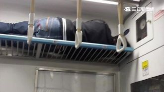 躺行李架睡覺！　整個車廂都是他的床