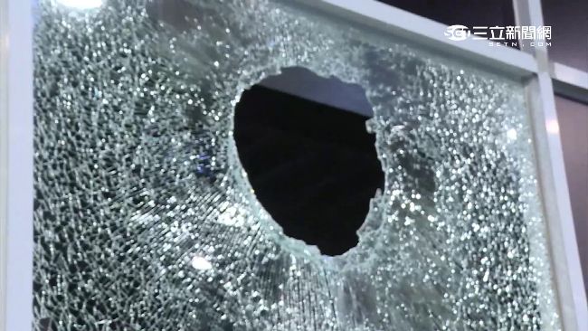 吃牛肉犯法？醉男砸爆牛排店玻璃