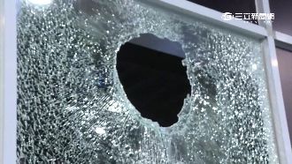 吃牛肉犯法？醉男砸爆牛排店玻璃