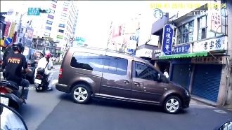 老伯拄杖過馬路　「最溫馨路霸」護駕