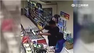 噁心奧客！夾熱狗掉地上　男裝傻放回