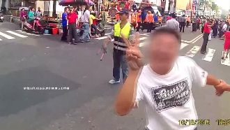 騎士遇廟會不改道　比YA哥挑釁擋車