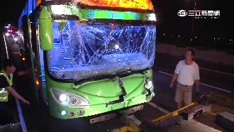 客運駕駛一陣暈眩　國道撞聯結車5傷