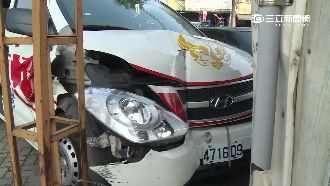 出勤救人先受傷　救護車遭撞衝入車行