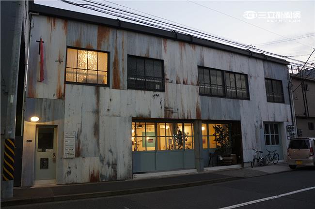 爬進工廠裡，用燒杯喝飲料？