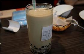 珍奶_翻攝自莊銘彥,flickr CC License
https://www.flickr.com/photos/glll4678/17380227751/in/photolist-8U6p99-stQdca-5vHsee-86enSD-nBtZDf-dK1PMX-frSxHp-nDxcaq-hBorEE-bG5r6e-asdLh1-dJEWe8-7pH4XL-r3j74k-bPjCQD-8YfwYQ-itbMVf-8JLnzY-5pAv25-4okGZp-4okGYc-dfJPvA-cncmDY-nYrGxn-e8VDmb-cBT44y-r5v4o3-92wZ1s-2FqDwH-4ciQGD-i5kqL-otMoPH-7aPLDQ-f7eYVZ-9aEctb-96Qb7J-dND1HQ-8BWRpy-dCrP1K-au9BGK-9AyDYj-4zzVLZ-6H22TY-i1nY3-cd4vPy-c49qmj-975nbE-bqcrW5-6gyM1x-5tdV4D