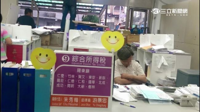 納稅錢養米蟲？公務員上班時間竟打盹