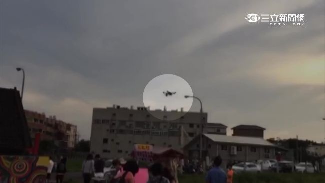 獨／空拍機險變「血滴子」　遊客急閃