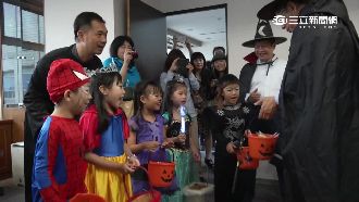 小朋友直闖辦公室要糖　柯文哲笑開懷