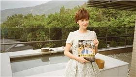 愛玩客雜誌10 月號封面人物-林予晞在北投麗禧視野最佳的603號房私人戶外露天泡湯池合影留念