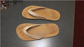 拖鞋-flickr-Rob Stinnett-https://www.flickr.com/photos/rstinnett/6160419297/