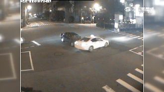 女闖紅燈撞車肇逃　警靠遺落車牌逮人