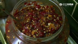 店家特製辣醬太銷魂　婦人整桶打包