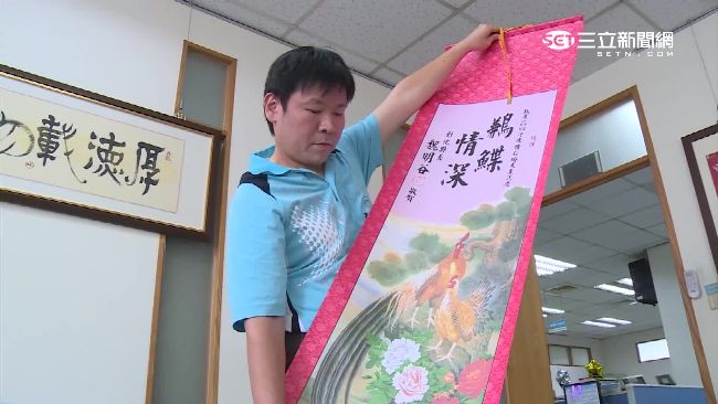 鶼鰈情深配圖「兩隻雞」　阿公氣炸
