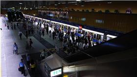 台北捷運、上班族、通勤族-flickr-chia ying Yang-https://www.flickr.com/photos/enixii/2884499542/