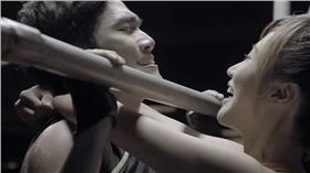 正妹,健身,引體向上（youtube:https://www.youtube.com/watch?v=xNsSfjP7Z68）