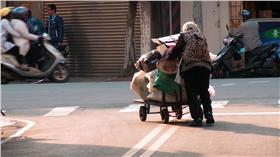 拾荒老人,資源回收（圖／攝影者LISN WANG, Flickr CC License）
https://www.flickr.com/photos/112595134@N07/16522445395/
