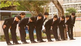 西裝男.上班族.排隊彎腰鞠躬_Akuppa John Wigham(C.C.