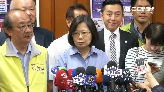 蔡英文、朱立倫拉抬小雞　隔空互嗆