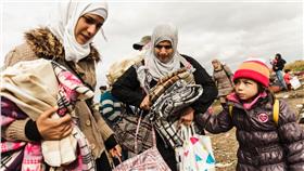 Photo Caption: 前晚露宿於塞爾維亞邊境的四歲女孩，正準備與家人一起入境克羅埃西亞。©Achilleas Zavallis 