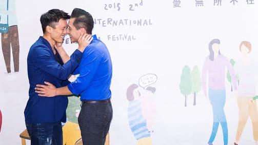 不怕阿嬤罵！鄭人碩、黃尚禾又熱吻
