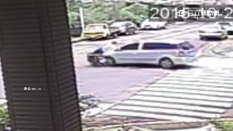 休旅車噴撞騎士　阿伯騰空飛十幾米