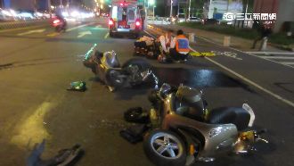 駕駛情緒失控闖紅燈　3騎士遭撞飛