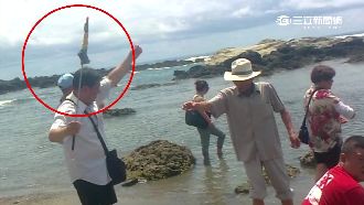 拿導遊旗竿來釣魚！陸客行徑好誇張