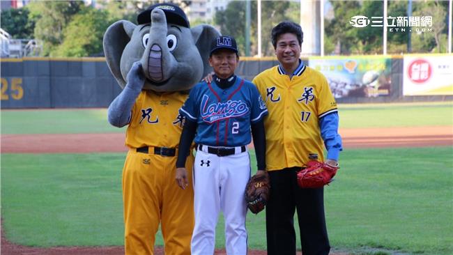 不滿主審好球帶　洪總暴衝場內抗議