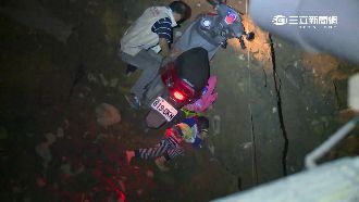 工地驚塌5層樓深坑洞　父子騎車墜落