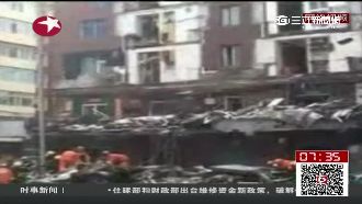 影／天上掉下「陽台」巴士急煞躲一劫