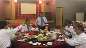 彰化市市長邱建富在臉書上分享一則聯誼會餐敘的PO文，被網友抓包溪湖鎮長楊福建正在抽菸。（圖／翻攝自邱建富臉書）馬賽克版