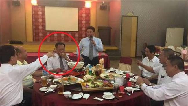 糗！市長秀餐敘照　害鎮長觸法被抓包