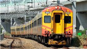 台鐵火車　取自Rail News鐵道情報FB　攝影／李威漢 