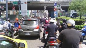 中永和很擠 圖/翻攝自李季霖flckr 
https://www.flickr.com/photos/wishmebehappy/13922007584/in/photolist-egW7Qy-5ZLMAo-ndeRJB-ndefMT-nbapGf-ndeVPw-meHwK2-dxBzoF-4A4GT3-8RcJpK-nNASEK-bvYr5K-b8X6eT-53wZB8