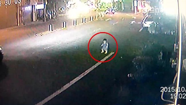 睡醒不見爸媽　一歲娃逛馬路遭車撞