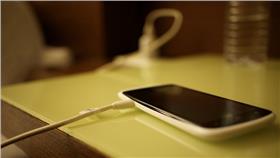手機充電－KEN LIN
https://www.flickr.com/photos/kent_wait/9055615003