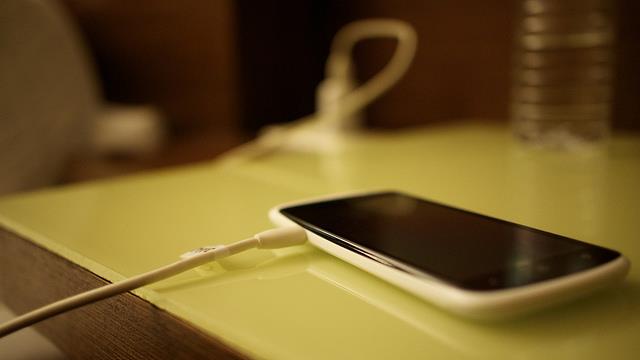 嬰舔充電器身亡？專家：機率比雷擊低