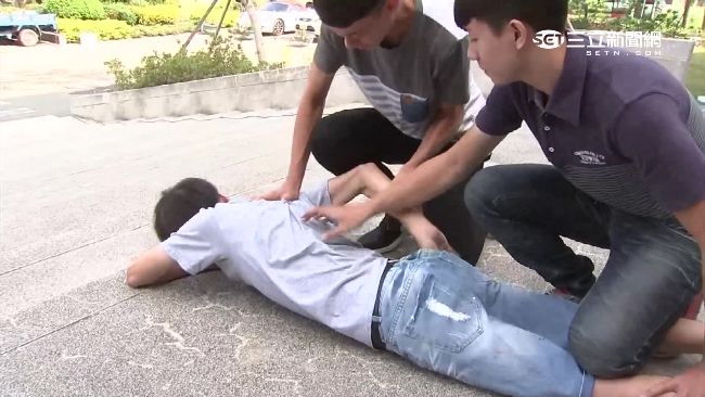 醉男持利剪搶劫　遭3名正義哥制伏
