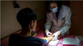 抽血_Tony Tseng,flickr CC License
https://www.flickr.com/photos/tsengphotos/20629302868/in/photolist-xqWz2E-7c1Ss7-dMyuQu-ndcb38-a3Wrfw