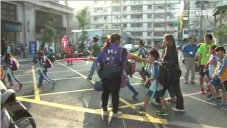 只因不滿被攔下！男暴走狂罵導護媽媽