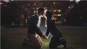 兩性,男女相處,情侶,交往,曖昧 Flickr - https://www.flickr.com/photos/kuochuan0426/16140054696/in/photolist-qAeZX7-qEEafd-qEE7Lq-qm5A5n-qGSwyW-qGWUNR-qEEczJ-qm82wa-efc2W5-qqwoFn-qqv26T-vYcn1f-nDPHPh-nY6o3g-8ksEzB-5YCBTd-btRxrV-btRyoT-nGvCC6-xZVQmc-5YNYLa-954H8J-4TxuMY-7bPbXm-7bKneV-9mXHKj-btRvuk-btRxVK-btRwdi-5Yyntz-6Jvw2U-6Jvu6m-6JrnMB-6Jrjs2-6JvmTW-6Jrem2-bHrRD6-9Tppmn-aoNFQN-pNYPX6-4DbS8d-b3CG62-aiYMuz-pQTCtw-s9ZxRa-3JB1VU-82jEdm-kodZ21-bJ22XF-8aKyed