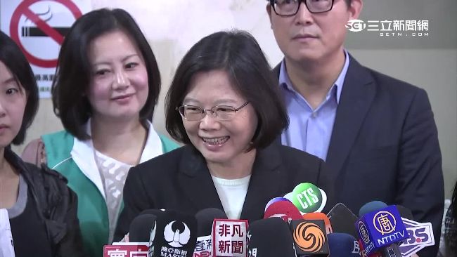 反擊！蔡英文諷朱立倫每天「矇著眼」