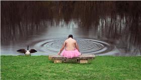 蓬蓬裙計畫(卡利與琳達)／赫芬頓郵報／http://www.huffingtonpost.com/2013/12/11/tutu-project-video-bob-carey-breast-cancer_n_4426128.html