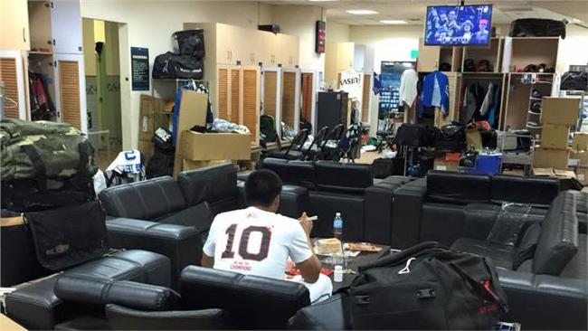 桃猿封王慶功時　鋒哥獨自一人吃便當