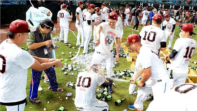 桃猿明封王不噴香檳　用其他方式取代