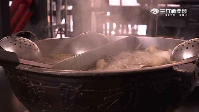 嚇！阿雅大啖麻辣鍋　竟撈起這塊…