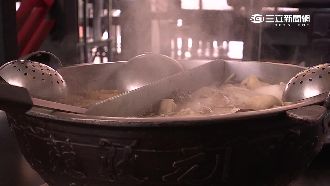 嚇！阿雅大啖麻辣鍋　竟撈起這塊…