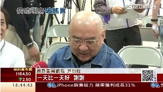 昏倒後首現身　尹衍樑打扮帥氣顯活力